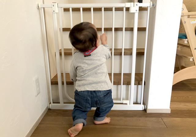 子どもの階段転落防止 日本育児「ベビーズゲイト（ホワイト）」