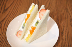 豊岡市戸牧にある果物屋「フルーツアイランド百果園」の「フルーツサンド」と「いちごロール」が美味い!