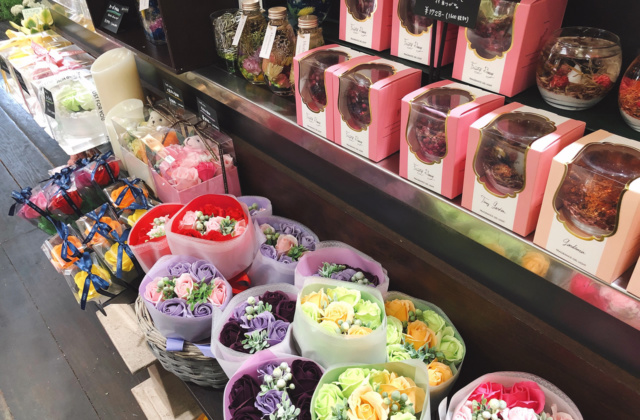 豊岡市千代田町にある花屋「こしの花店 KOSHINO FLOWER SHOP」で母の日のプレゼントを選んだよ！